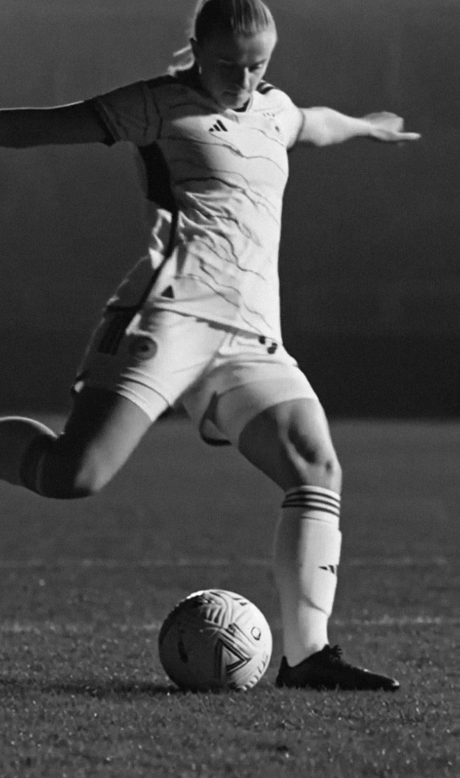 Women’s football player in the moment before striking the ball